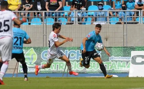 Alexander Oroz vistiendo la camiseta de Deportes Iquique en la Primera B