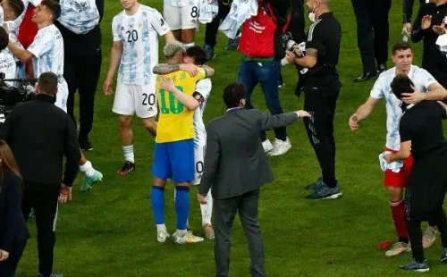 Neymar dejó de lado la rivalidad para felicitar muy emocionado a Lionel Messi por ganar la Copa América con Argentina en 2021 (Foto: Getty images)