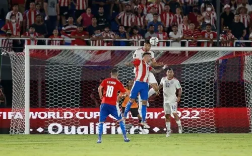 Ante Paraguay, Chile jugó con línea de tres en el fondo y cortó los camino por las bandas con sus laterales más adelantados. Ante Ecuador se puede repetir, aunque también podría haber novedades en ataque. Foto: Carlos Parra, ANFP.