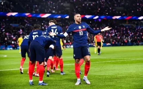 Kylian Mbappé celebra con la camiseta de Francia