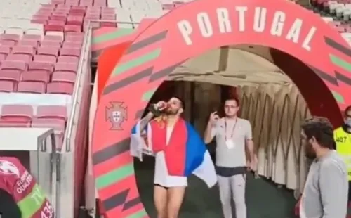 Mitrovic celebró la victoria y clasificación de Serbia con una bebida cola.