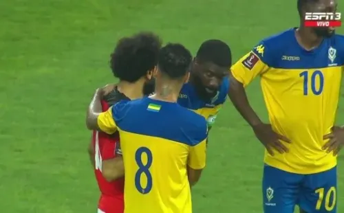 Los jugadores de Gabón rodearon a Salah para pedir su camiseta.