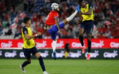 La dura acción por la cual Arturo Vidal recibió tarjeta roja directa en el minuto 13 ante Ecuador en San Carlos de Apoquindo (Foto:    Agencia Uno)