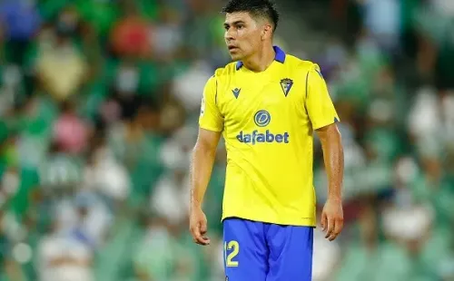 Alarcón es fijo en el Cádiz, pero en La Roja ha tenido pocas chances.