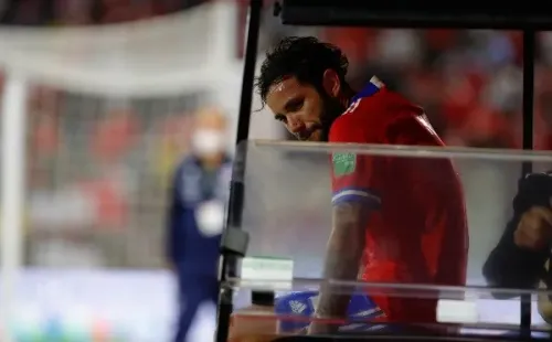 Eugenio Mena tuvo que ser retirado en camilla en el duelo ante Ecuador