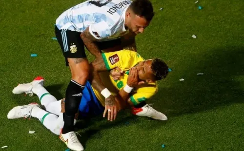 El momento en que Otamendi intenta levantar a Rafinha una vez que le había pegado un codazo
