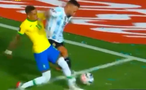 Otamendi agredió a Raphinha con un codazo pero el árbitro no le mostró ni amarilla. Foto: TNT Sports