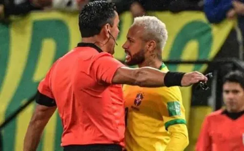 El pechazo que le mandó Neymar a Roberto Tobar quedó sin amonestación del árbitro