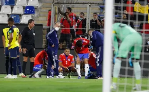 Eugenio Mena se lesionó ante Ecuador, se pierde la temporada con Racing y llegaría con lo justo ante Argentina. Foto: Agencia Uno