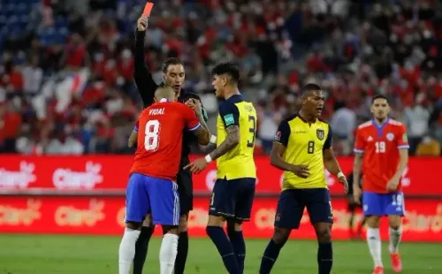 El árbitro Fernando Rapallini y la roja a Arturo Vidal: Milad adelanta que serán dos fechas de castigo.