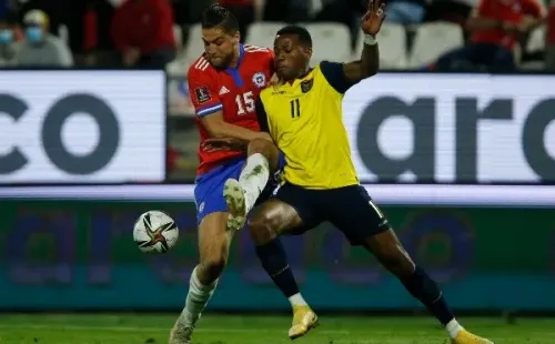 Francisco Sierralta tuvo complicaciones físicas ante Ecuador. (Foto: Getty Images)