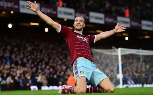 Andy Carroll celebrando un gol con la camiseta de West Ham United