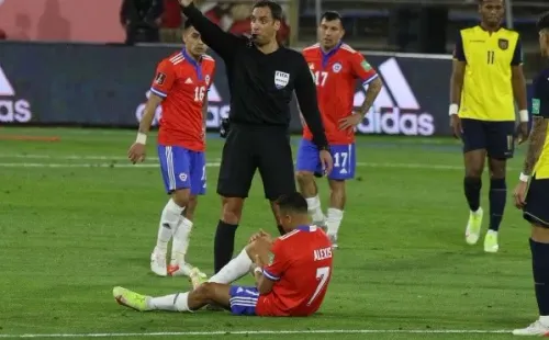 Alexis Sánchez tuvo que abandonar la cancha en el minuto 36 del partido entre Chile Ecuador tras una molestia física que le impidió seguir jugando. (Foto:    Agencia Uno)