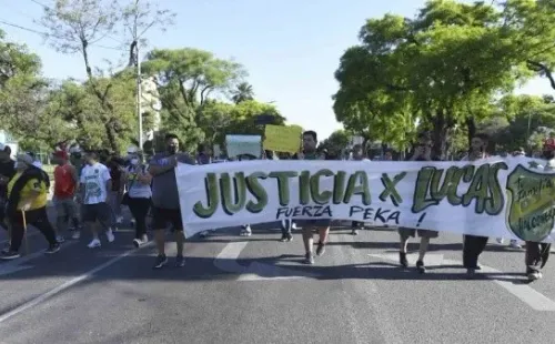 Hubo manifestaciones por la trágica muerte del joven futbolista. (Foto: TyC Sports)