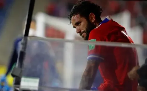 Eugenio Mena no pudo terminar el partido ante Ecuador por lesión. (Foto: Agencia Uno)