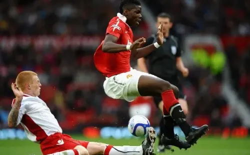 Terry Kennedy barriendo a Paul Pogba en la final de laFA Youth Cup 2011