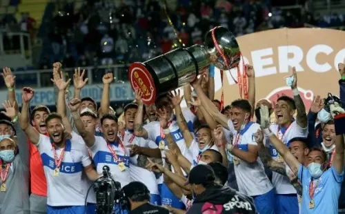 Germán Lanaro festeja junto a sus compañeros la Supercopa