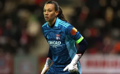 Tiane Endler vistiendo la camiseta de Olympique de Lyon en la liga francesa