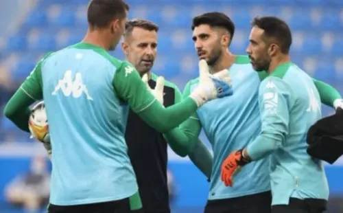Claudio Bravo y Rui Silva tras calentamiento del Real Betis