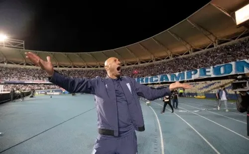 Cristián Paulucci festeja su primer título como entrenador principal de Universidad Católica