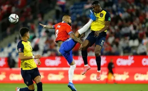 Patada de Arturo Vidal a defensa de Ecuador