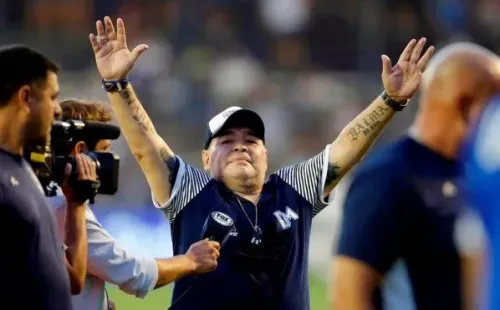 Maradona entrenador de Gimnasia y Esgrima antes de su muerte. (Foto: Archivo)