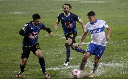 Universidad Católica y Huachipato se miden en un duelo clave en la tabla de posiciones. El que gane puede costarle el título o el descenso a su rival. Foto: Agencia Uno.