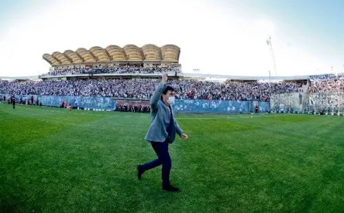 Gustavo Quinteros sale con el puño en alto tras vencer a Católica en el Monumental. Foto: Agencia Uno.