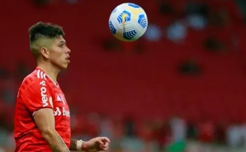 PORTO ALEGRE, BRAZIL - NOVEMBER 20: Carlos Palacios, of Internacional, controls the ball during the match between Internacional and Flamengo as part of Brasileirao Series A at Beira-Rio Stadium on November 20, 2021 in Porto Alegre, Brazil. (Photo by Silvio Avila/Getty Images) ***Local Caption*** Carlos Palacios-Not Released (NR)