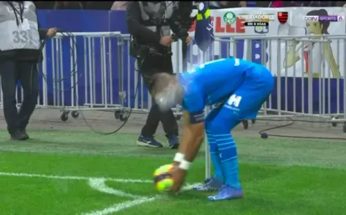Dimtri Payet recibió una dura agresión por parte de un hincha rival en el encuentro entre Marsella y Lyon por la Ligue 1. (Foto: captura)