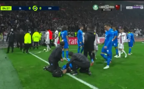 El duelo entre Olympique de Marsella y Lyon pudo jugarse tan solo por cinco minutos antes de que el botellazo golpeara con todo en la cabeza de Dimtri Payet (Foto: captura)