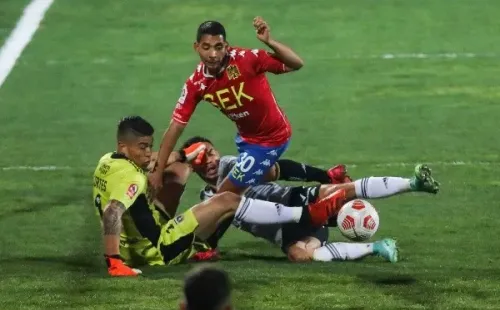 Cristián Palacios intenta definir ante Colo Colo