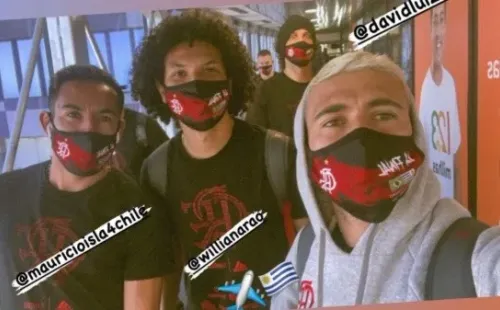 Antes de abordar el avión que los lleva a Montevideo