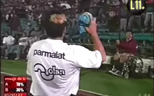 Tras ser sustituido del encuentro, Diego Maradona se acercó a los hinchas chilenos y les regaló varias de las prendas que vestía. (Foto: captura)