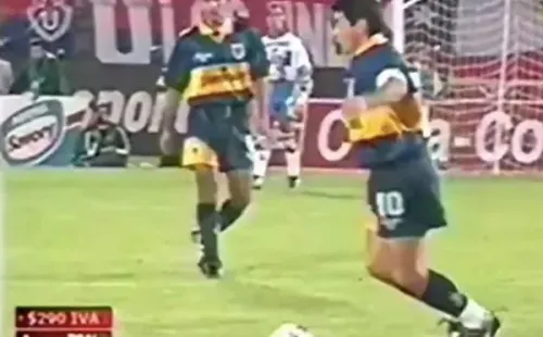 Diego Maradona visitó a Universidad de Chile en el estadio Nacional defendiendo la camiseta de Boca Juniors en un encuentro que terminó 4-2 para los azules. (Foto: captura)