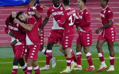 Guillermo Maripán celebró los dos tantos de su equipo. (Mónaco)