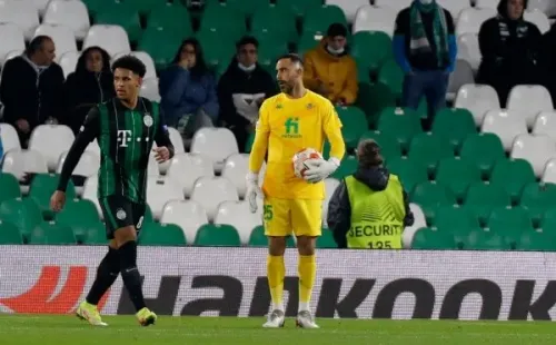 Claudio Bravo salió lesionado en el reciente partido del Betis. (Foto: @RealBetis)