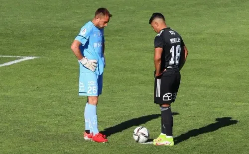 Tanto los jugadores de Católica y Colo Colo quedarían fuera de la nómina de pasar a una final