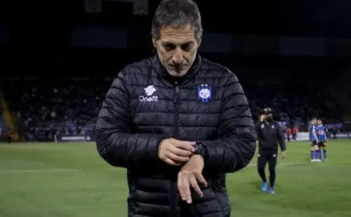 Mario Salas no duda en que con Huachipato pueden derrotar a la UC. No obstante, no piensa en que sea una ayuda a Colo Colo. Foto: Agencia Uno