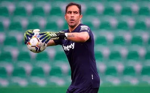 Bravo salió con molestias del duelo por Europa League, y se espera que esta tarde se conozcan detalles de su lesión.