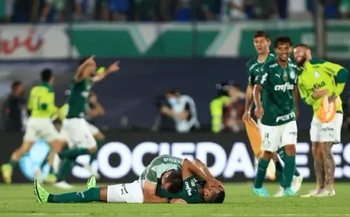 Palmeiras de Benjamín Kuscevic venció en un intenso partido al Flamengo de Mauricio Isla y el Verdao celebró con todo el título obtenido en Montevideo. (Foto; Getty Images)