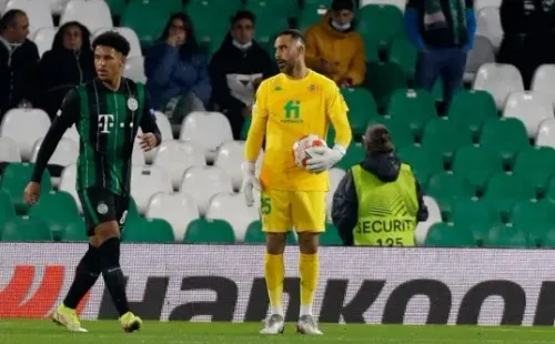 Claudio Bravo sigue mostrando un gran nivel y busca renovar con el Betis, aunque los plazos son distintos a los que tienen en el club, aseguran en España. Foto: Getty Images