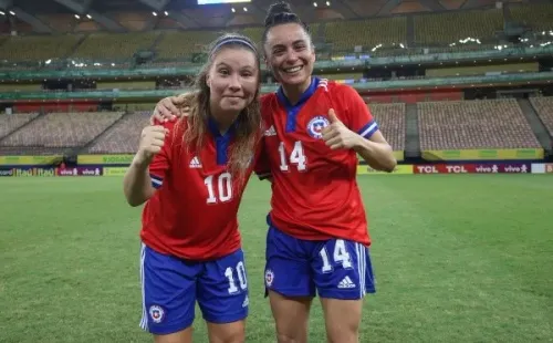 Yanara Aedo anotó el gol del triunfo de Chile ante Venezuela y lo celebró junto a María José Rojas, quien volvió al equipo luego de dos años. Foto: ANFP