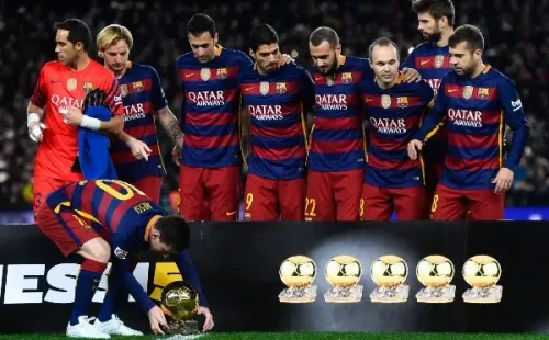 Con Claudio Bravo como compañero, Lionel Messi consiguió su quinto Balón de Oro en 2015 y ahora sumará su séptimo trofeo según informan desde Italia. (Foto: Getty)