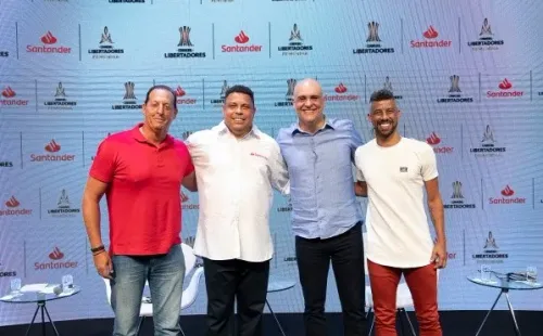 Ronaldo junto a otras figuras en la conferencia de prensa previa a la final de Copa Libertadores en un evento organizado por uno de los patrocinadores del certamen. (Foto: Santander)