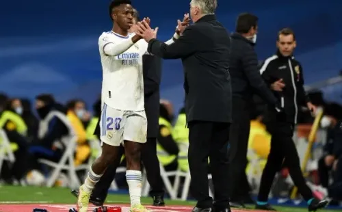 Ancelotti felicitó a Vinícius por el golazo del triunfo del Madrid. Foto: Getty.