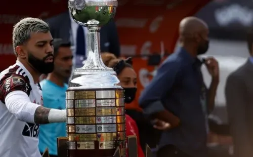 El delantero brasileño Gabriel Barbosa volvió a jugar con el destino y tocó la Copa Libertadores mientras salían a la cancha del estadio Centenario para jugar la final de la Copa Libertadores ante Palmeiras.