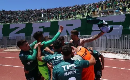Santiago Wanderers perdía por 0-2 pero sacó un empate 2-2 en la agonía. Así, se despide de sus hinchas en Primera División en Valparaíso y se reencontrarán la próxima temporada en la Primera B. Foto: Agencia Uno