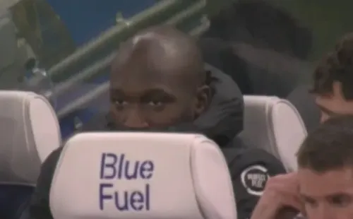 Lukaku estuvo muerto de frío en el banco de suplentes y entró los últimos 10 minutos. Foto: Captura.