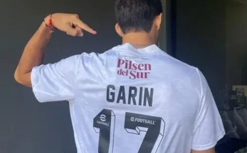Garin posó feliz la camiseta del capitán Gabriel Suazo. Foto: Instagram